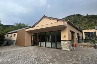 记者：申花队前往深圳并未入住同一家酒店，申花队员未见到C罗